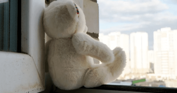 Родилась в рубашке: 2-летняя девочка выпала из окна 10 этажа и выжила