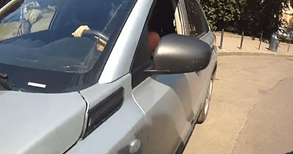 Во Львове женщина на Suzuki заблокировала скорую и сбила копа с велопатруля (18 ) У Львові жінка на Suzuki збила копа з велопатруля
