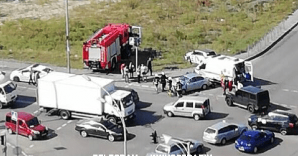Авто всмятку: в Киеве произошло масштабное ДТП, движение затруднено