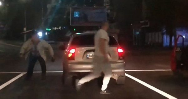 У Києві водії влаштували жорстоку бійку на світлофорі