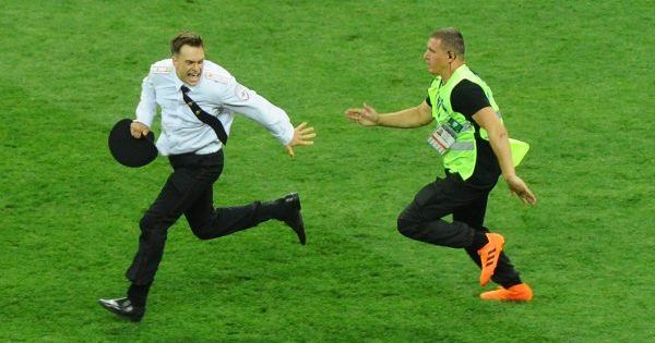 Активіст Pussy Riot, що вибігав на поле на ЧС-2018, у реанімації