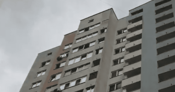 Замість записки Жінка випала з вікна багатоповерхівки