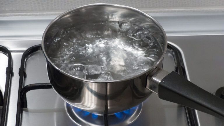 Горячая вода в Киеве: Киевтеплоэнерго сказал, когда появится
