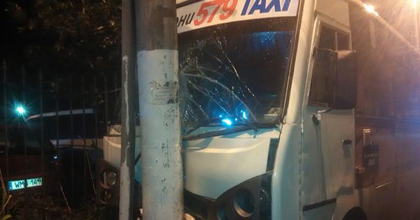 В Одессе маршрутка врезалась в электроопору: среди пострадавших Маршрутка в'їхала в електроопору в Одесі