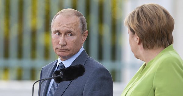 Меркель і Путін говорили про Сенцова Володимир Путін та Ангела Меркель