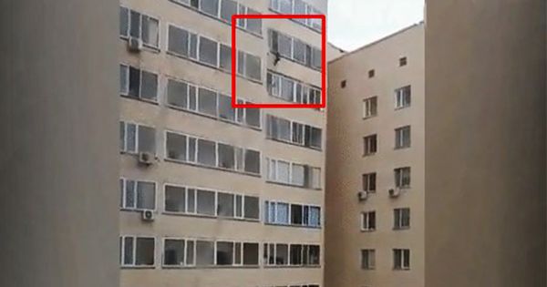 Летел с 10 этажа: сосед снизу словил падающего мальчика