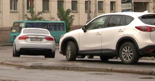 Как парковались, так и паркуются: в Киеве водители не обращают внимания на новые штрафы