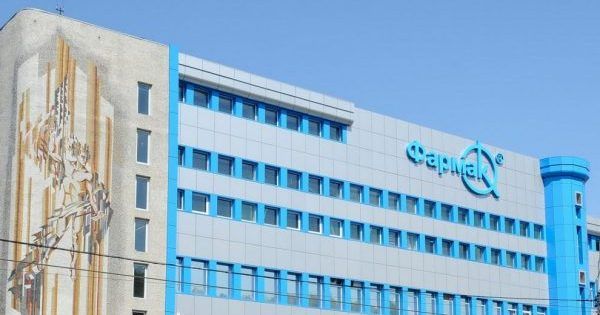 Тітушки у масках вчинили хуліганські дії біля входу в ПАТ Фармак