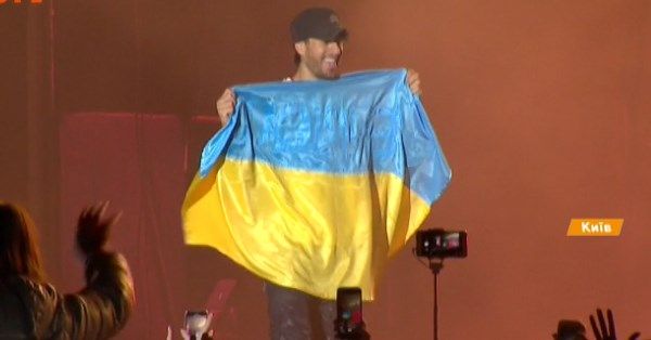 Затори, автобуси фанатів і улюблені хіти: як Іглесіас запалив у Києві