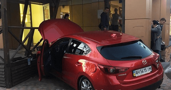 Дивом обійшлося без жертв: під Києвом дівчина на Mazda в