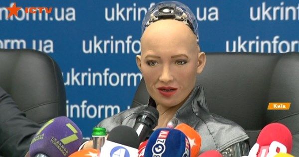 Робить компліменти, імітує емоції та підтримує розмову – робот Софія гостює в Україні
