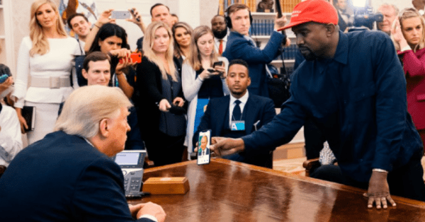 Канье Уэст показал Трампу самолет от Apple. Теперь над ним смеются