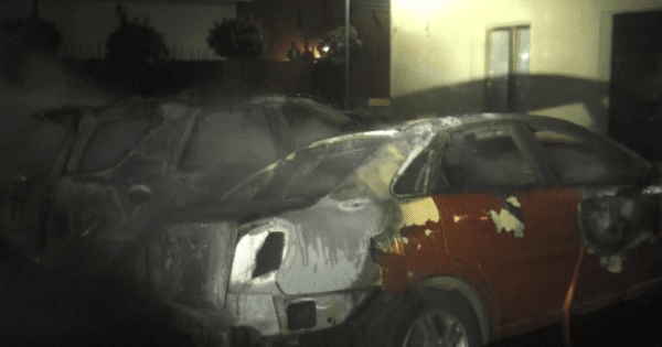 В Харькове под многоэтажкой дотла сгорели 5 авто У Харкові згоріли 5 авто