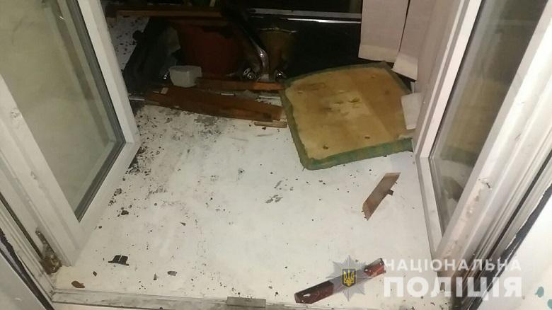 Розписані стіни і димові шашки: у Києві напали на “офіс Медведчука” Фото 1 Розписані стіни і димові шашки: у Києві напали на “офіс Медведчука” Фото 1