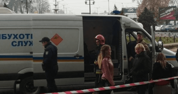 На вокзале во Львове искали бомбу: эвакуировали 800 человек На вокзалі у Львові шукали бомбу