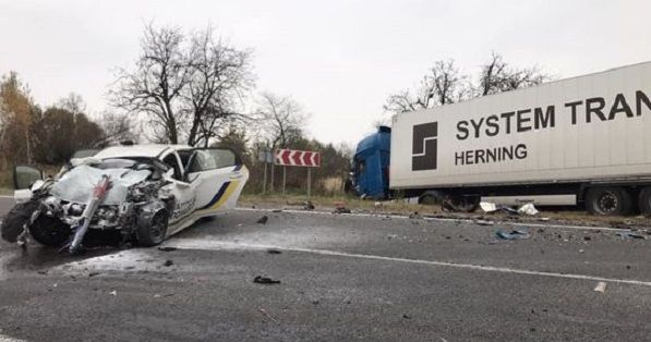 Патрульный Prius влетел в фуру на трассе
