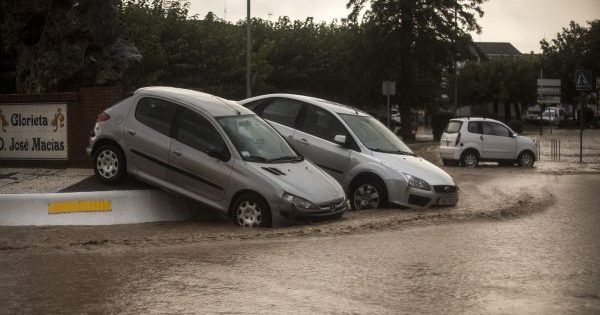 Наводнение в Испании: затоплены дома, перекрыты автомагистрали, погиб спасатель