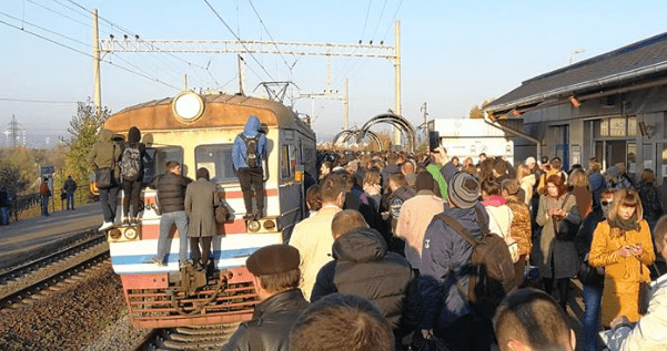 Повисли на вагонах: киевляне заблокировали городскую электричку (18 ) Міська елекричка у Києві