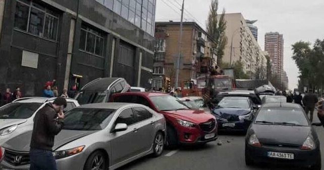 Масштабное ДТП в центре Киева: заблокировано движение на Леси Украинки ДТП