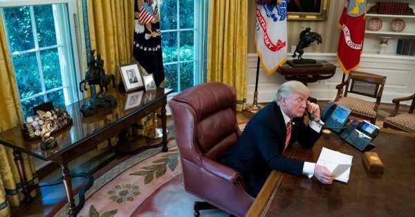 Личные телефоны Трампа прослушивают спецслужбы РФ и Китая трамп