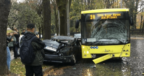 Пішки втік з місця ДТП: у Львові євробляхер протаранив автобус