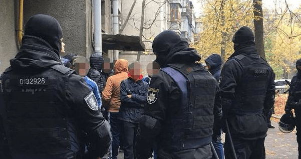 Кийки, газові балончики і зброя. У Києві затримали півсотні тітушок У Києві затримали півсотні тітушок