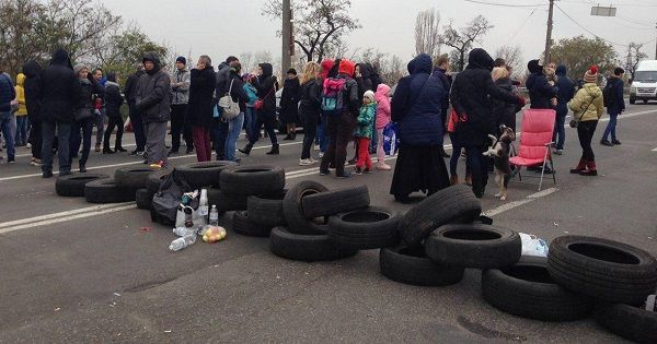 Кияни перекрили Харківське шосе