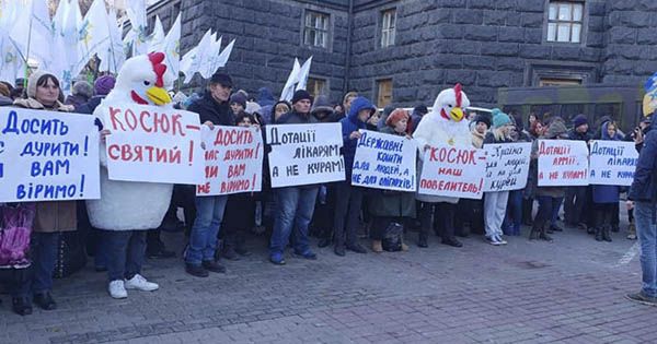 В Киеве протестуют против выделения госдотаций миллиардеру Юрию Косюку