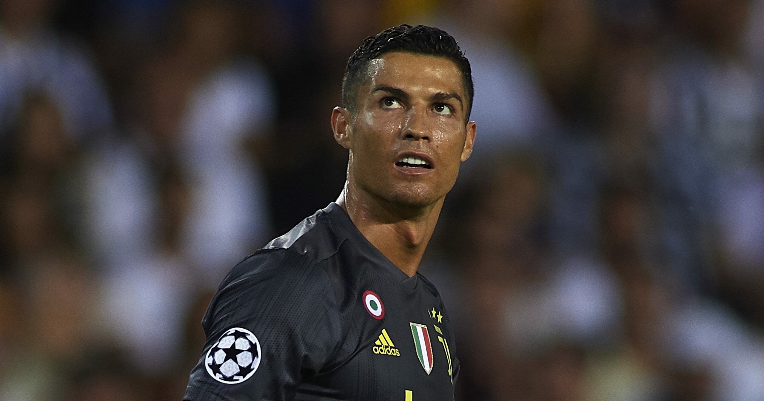 Секрет Криштиану: в Милане появилось граффити полуобнаженного Роналду в ЛГБТ-трусах