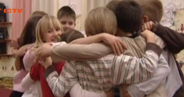 Мінімум 4 рази на день – чому важливо обійматися