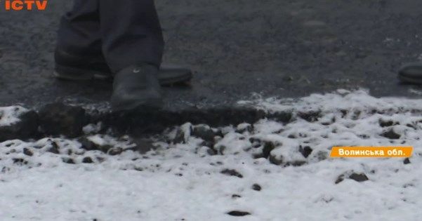Сніг не завада! На Волині дорожники стелять асфальт у мороз