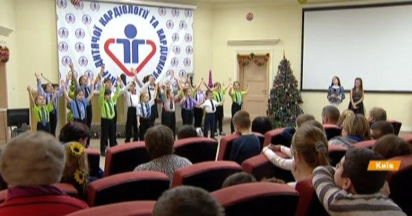 Солодкі подарунки та концерт: фонд Кучми привітав пацієнтів Центру дитячої кардіології