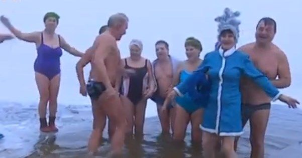 Занурення в крижану воду: як правильно та кому протипоказано