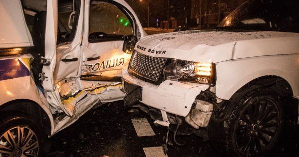 В центре Киева Range Rover на скорости врезался в авто полиции