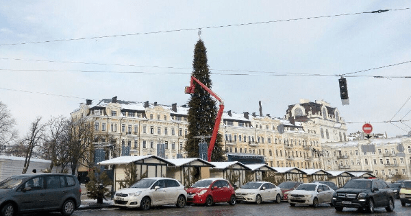 У Києві демонтують головну ялинку України