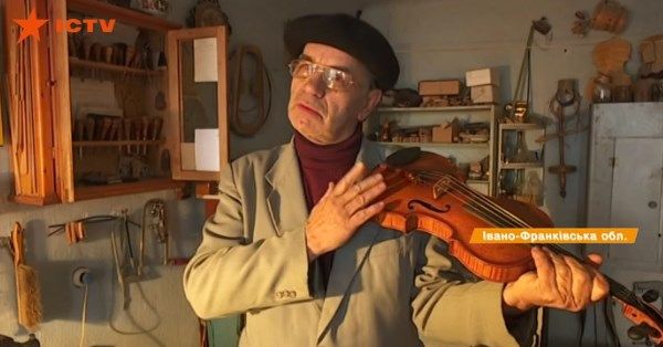 На Прикарпатті майстер робить скрипки за технологією Страдіварі