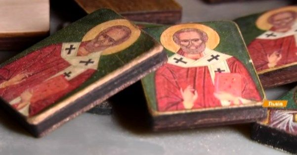 Унікальна технологія. У Львові майстри створюють кишенькові ікони-обереги
