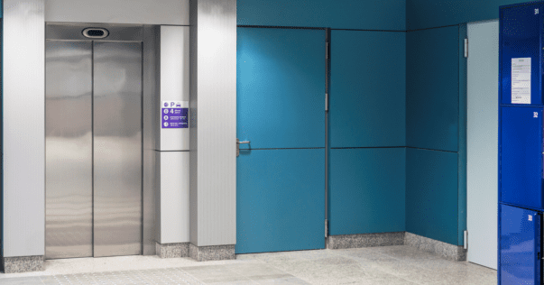 В Нью-Йорке женщина на три дня застряла в лифте