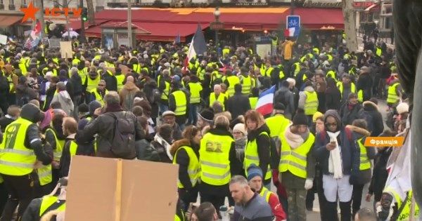 Кресло под Макроном до сих пор качается: 12-я неделя протестов во Франции