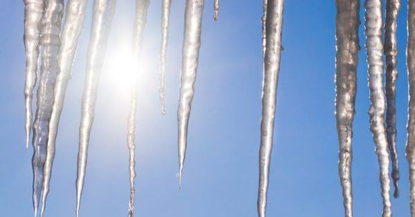 В Харькове женщина выпала с балкона, когда сбивала сосульки
