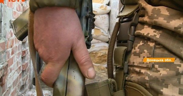 Стреляют с флангов и разрушенных зданий: тактика боевиков на Донбассе