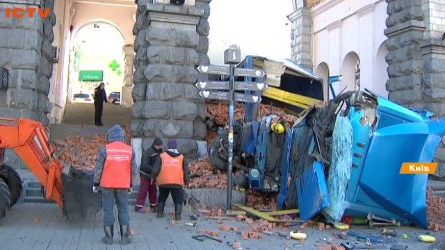 Не сработала тормозная система: в Киеве перевернулся грузовик с кирпичом