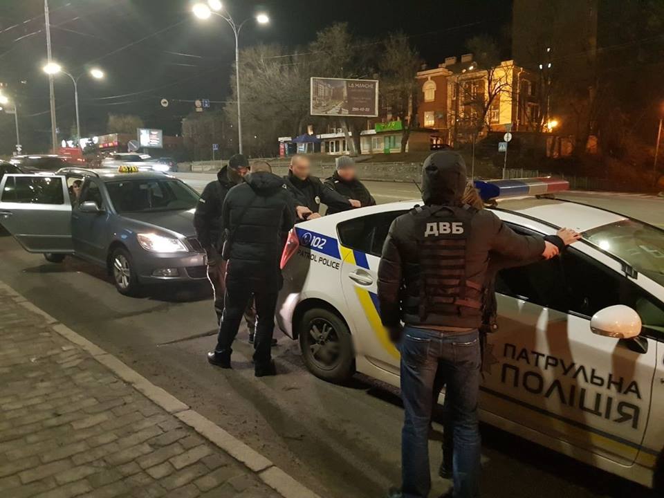 у Києві двох патрульних спіймали на хабарі у Києві двох патрульних спіймали на хабарі