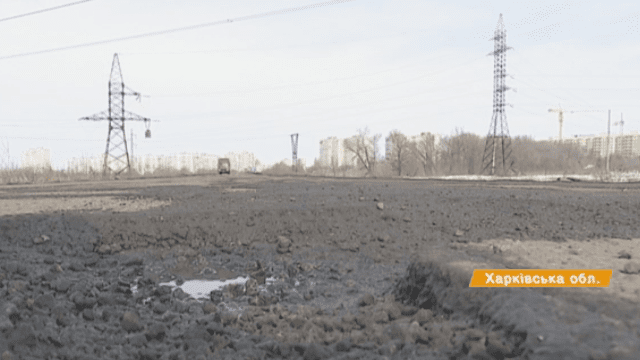 Саджають картоплю і заливають ями клеєм. На Харківщині люди латають розбиті дороги