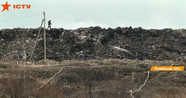 Тліє Новояворівський полігон: хто підпалив сміттєзвалище