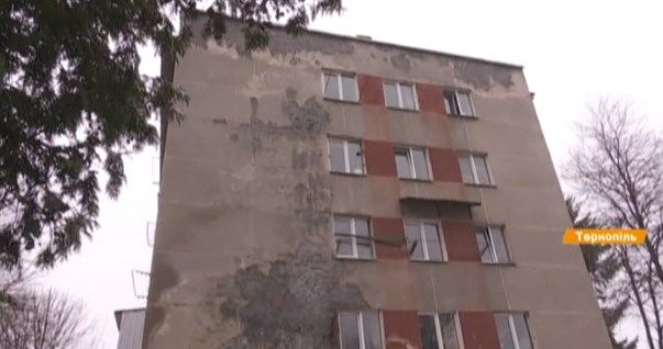 Дірявий дах, грибок, стіна обвалюється: аварійний гуртожиток Тернополя