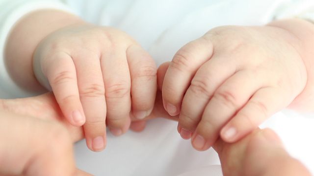 Малюка, якого українка покинула у Москві, повернули додому