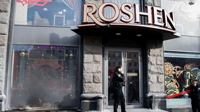 Другий підпал за день. На Хрещатику кинули вибухівку у магазин Roshen