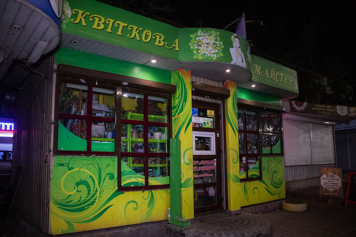 У Києві в квітковому магазині повісився продавець У Києві в квітковому магазині повісився продавець