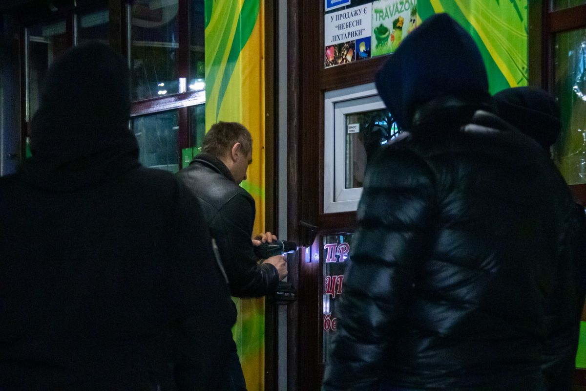 У Києві в квітковому магазині повісився продавець У Києві в квітковому магазині повісився продавець